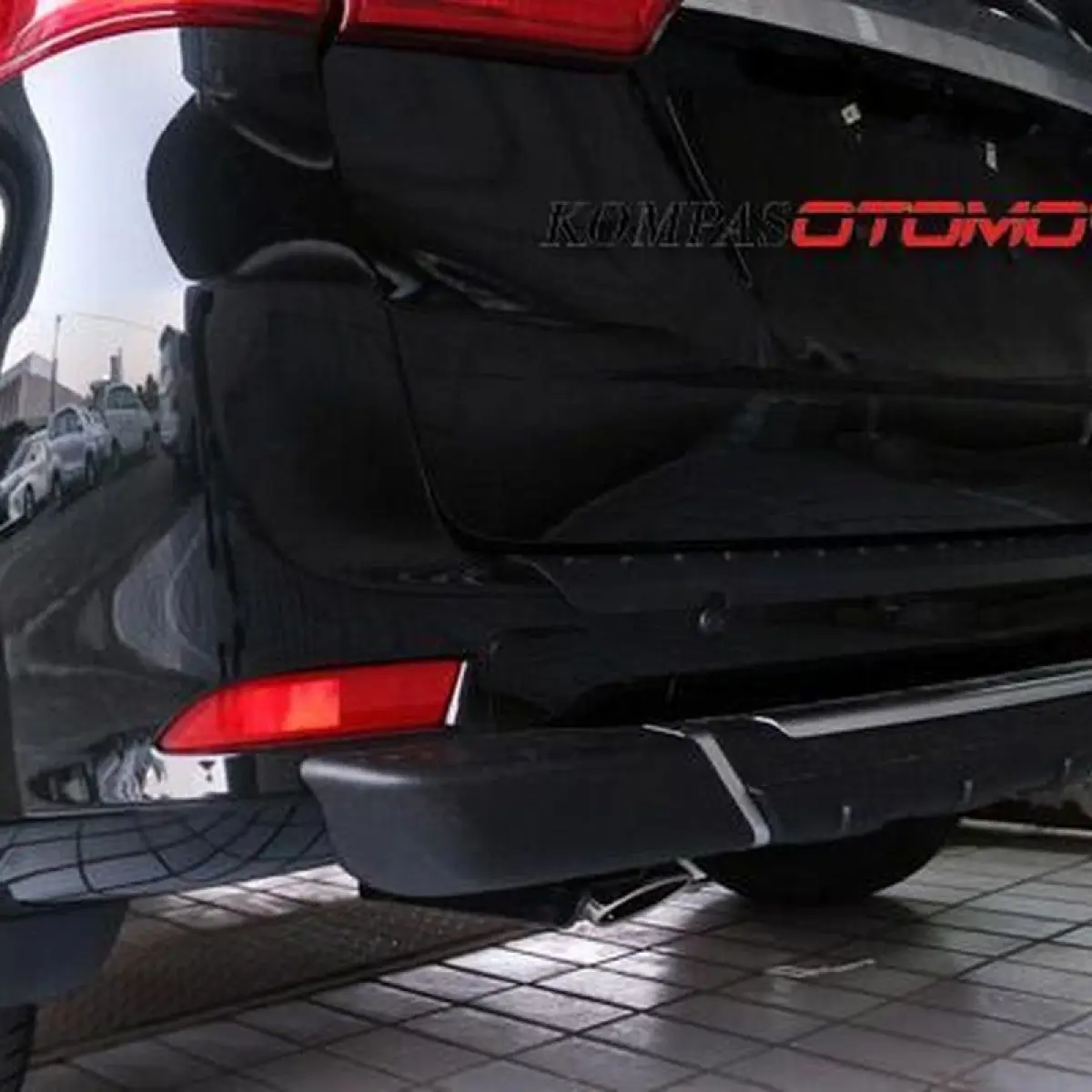 SUV Listrik Jaecoo J5 EV Robohkan Tiang SPKLU Akibat Kabel Charger Tersangkut
